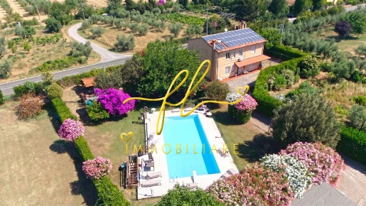 Foto Casale a Rosignano Marittimo Vada di 298 m² con 10 locali in vendita