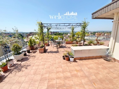 Foto Appartamento a Firenze Novoli di 189 m² con 7 locali in vendita
