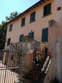 Foto Casa indipendente a Vicopisano Centro di 269 m² con 8 locali