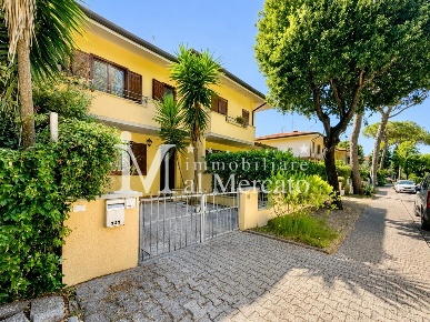 Foto Villa a schiera a Viareggio Torre del Lago di 156 m² con 7 locali