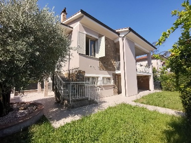 Foto Villa bifamiliare a Fucecchio Centro di 180 m² con 7 locali in vendita