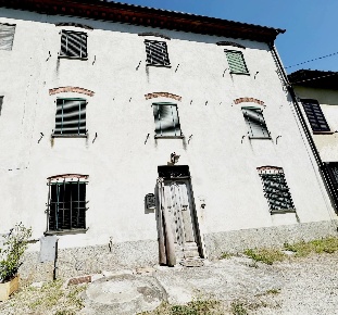 Foto Casa indipendente a Lucca San Lorenzo a Vaccoli di 140 m² con 6 locali