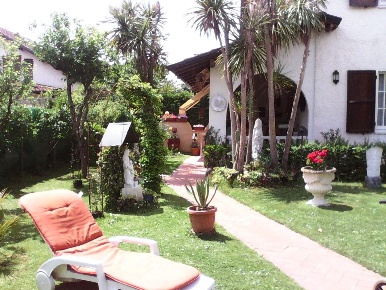 Foto Villa bifamiliare a Montignoso Marina Verde, Renella di 150 m²