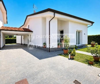 Foto Villa a schiera a Lucca San Pietro a Vico - San Cassiano di 230 m²