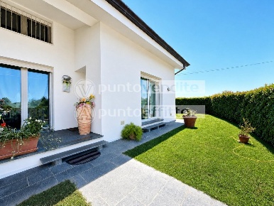 Foto Villa a schiera a Lucca San Pietro a Vico - San Cassiano di 230 m²