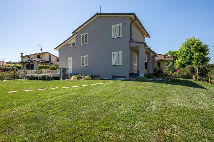 Foto Villa unifamiliare a San Giuliano Terme Ghezzano di 240 m² in vendita