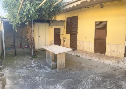 Foto Villa a schiera a Ponsacco Centro di 100 m² con 5 locali in vendita