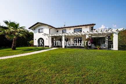 Foto Villa unifamiliare a Pietrasanta di 270 m² con 10 locali in vendita