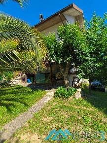 Foto Villa a schiera a Folignano di 230 m² con 8 locali in vendita