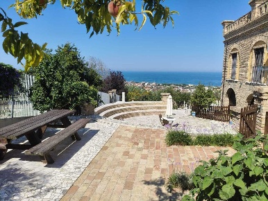 Foto Villa unifamiliare a Tortoreto Salino di 568 m² con 10 locali