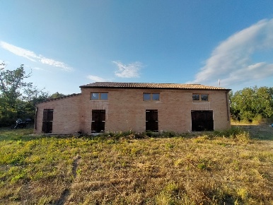 Foto Agriturismo a Monterubbiano di 200 m² con 3 locali in vendita