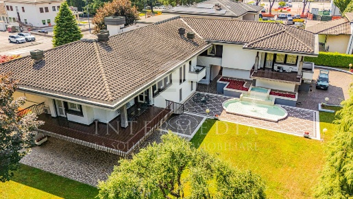 Foto Villa unifamiliare in Via G. Pascoli 7, Concesio Centro di 941 m²