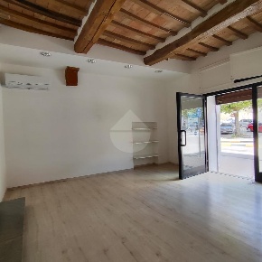 Foto Negozio in Largo di Porta Marmorea, Gubbio Centro di 53 m² in affitto