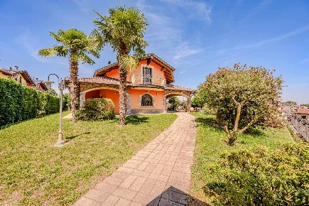Foto Villa unifamiliare a Paruzzaro Centro di 300 m² con 5 locali