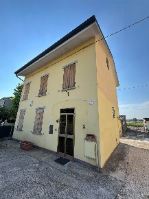 Foto Casa indipendente a Luzzara Centro di 120 m² con 8 locali in vendita
