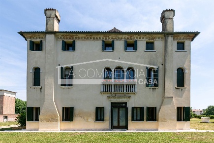 Foto Villa unifamiliare a Roncade di 771 m² con 20 locali in vendita