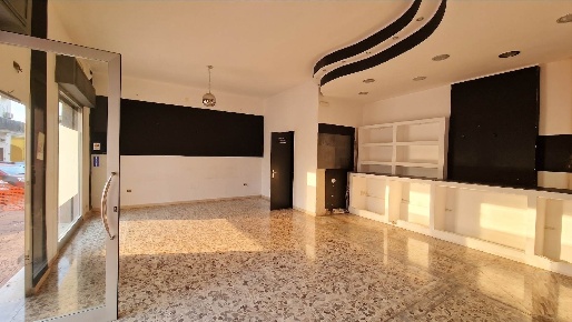Foto Negozio in VIA VITTORIO EMANUELE, Mondragone di 60 m² con 1 locali