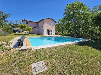 Foto Rustico a San Severino Marche Centro di 325 m² con 7 locali in vendita