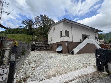 Foto Villa bifamiliare in via vallesina, Serravalle di Chienti Centro