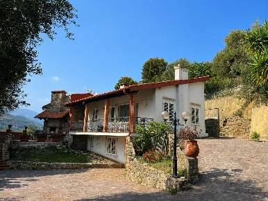 Foto Villa unifamiliare a Camporosso Centro di 199 m² con 7 locali