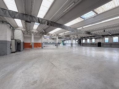 Foto Capannone industriale a Melzo di 1500 m² con 8 locali in affitto