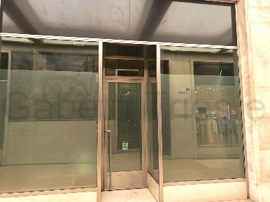 Foto Negozio in GALLERIA PROTTI, Trieste Città Vecchia di 53 m² in affitto