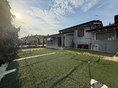 Foto Villa singola in Via C.A. DALLA CHIESA 45, Trenzano Centro di 300 m²