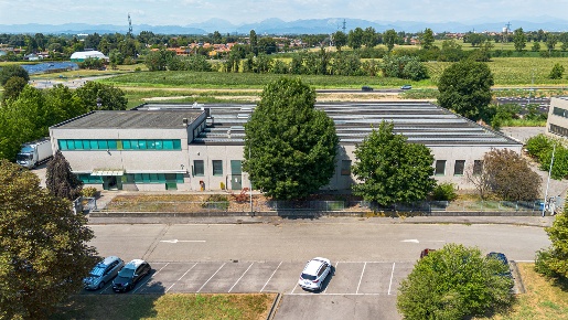 Foto Capannone industriale a Melzo di 2000 m² con 10 locali in affitto