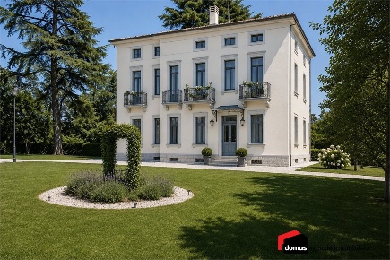 Foto Villa unifamiliare a Thiene Centro di 750 m² con 14 locali in vendita