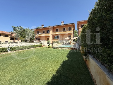 Foto Casa indipendente in Via DELLE API 7, Fiumefreddo Bruzio di 305 m²