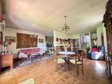 Foto Villa unifamiliare a Pisa Ospedaletto di 200 m² con 10 locali