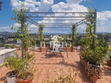 Foto Appartamento a Firenze Novoli di 180 m² con 6 locali in vendita