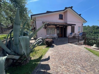 Foto Villa unifamiliare a Cogorno San Salvatore di 300 m² con 10 locali