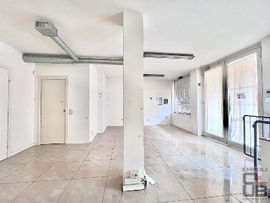 Foto Locale commerciale a Empoli San Rocco - Lungarno di 90 m² con 2 locali