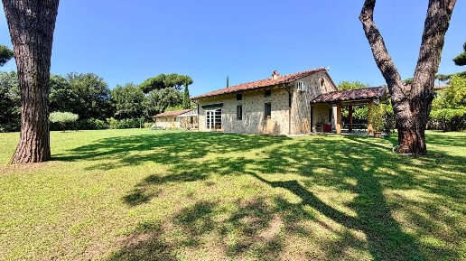 Foto Villa unifamiliare a Pietrasanta di 200 m² con 8 locali in affitto