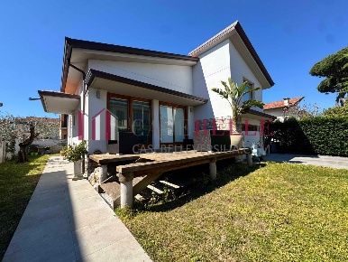 Foto Casa indipendente a Camaiore Lido di Camaiore di 100 m² con 5 locali