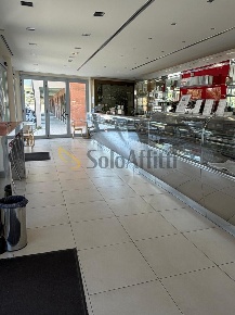 Foto Locale commerciale a Senigallia di 140 m² con 2 locali in affitto