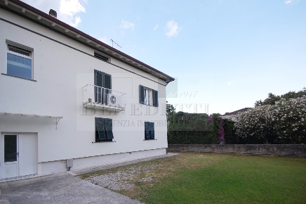 Foto Appartamento a Forte dei Marmi Centro di 80 m² con 4 locali in vendita