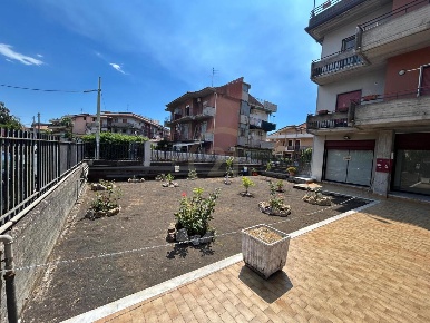 Foto Locale commerciale a Gravina di Catania Centro di 40 m² con 2 locali