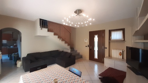 Foto Villa a schiera in Via Monte Bianco 50, Pombia di 140 m² con 5 locali