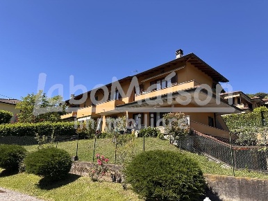 Foto Appartamento in via alessandrini, Gavirate Centro di 90 m² in vendita