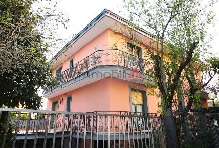 Foto Appartamento in via Don Milani, Brugherio Centro di 135 m² in affitto