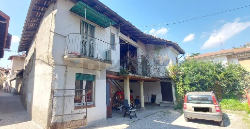 Foto Case semi ndipendenti in Via Magenta 7, Gavirate Centro di 120 m²