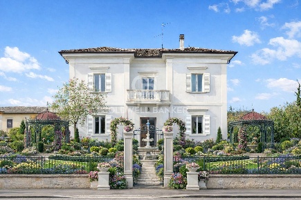 Foto Villa unifamiliare in Via Mazzini 2, Urbania Centro di 167 m²