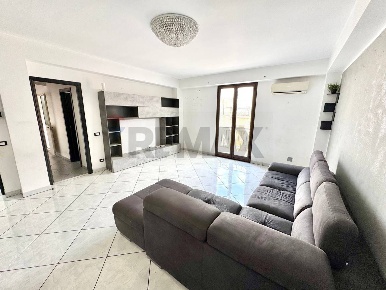 Foto Duplex in Via Libertà 130, Terrasini Centro di 150 m² con 3 locali