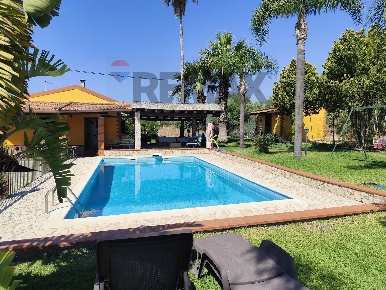Foto Villa unifamiliare in via montale 1, Melilli di 128 m² con 5 locali