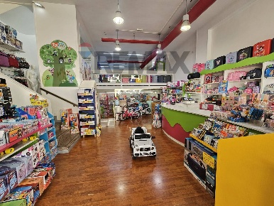 Foto Attività commerciale in C.so Vittorio Veneto 89, Pozzallo di 300 m²