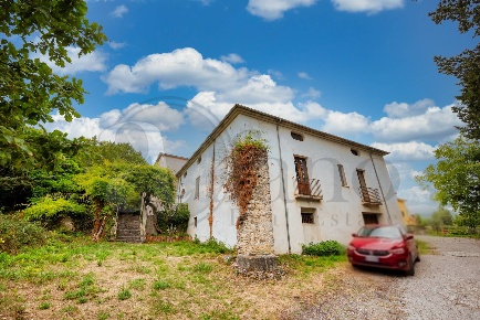 Foto Rustico in Via Limanti, Paterno Centro di 256 m² con 10 locali