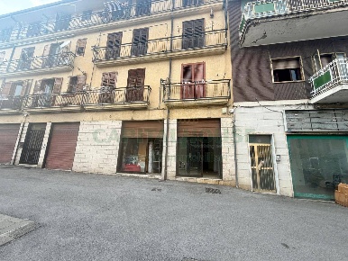 Foto Locale commerciale in Via Francesco Tedesco, Avellino di 105 m²