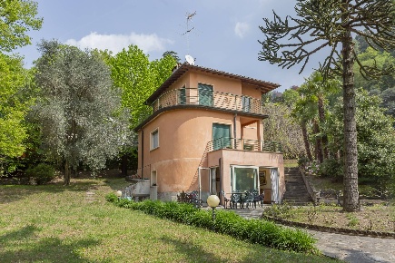 Foto Villa unifamiliare in Via ai piani, Brunate di 199 m² con 5 locali